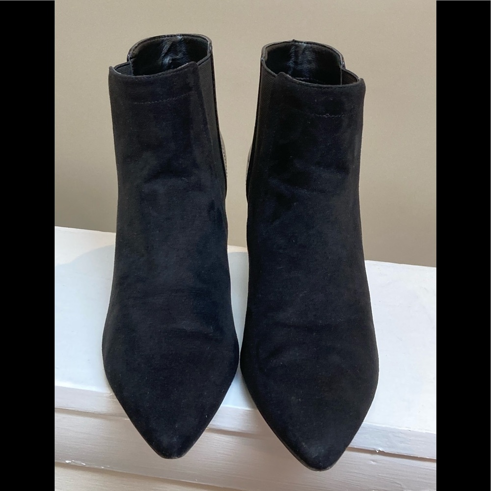Ann Taylor Pumps suede and Embossed Leather. Stretch Sides. Black. Size 8.5.
